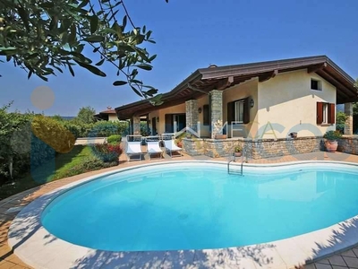 Villa in ottime condizioni, in vendita in Via Boschette, San Felice Del Benaco