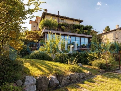Villa in ottime condizioni, in vendita in Via Mezzocolle 19, Desenzano Del Garda