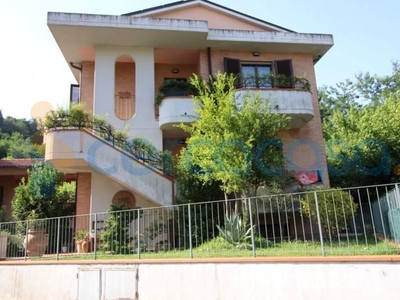 Villa in ottime condizioni, in vendita in Via Mincio, Montevarchi