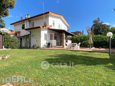 Villa in Vendita in Viale Colle Romito 203 a Ardea