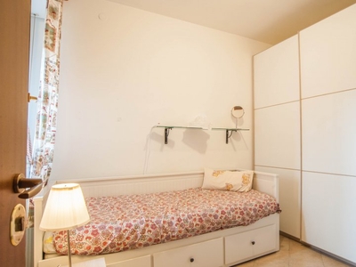 Accogliente camera in appartamento con 3 camere da letto a Torresina, Roma