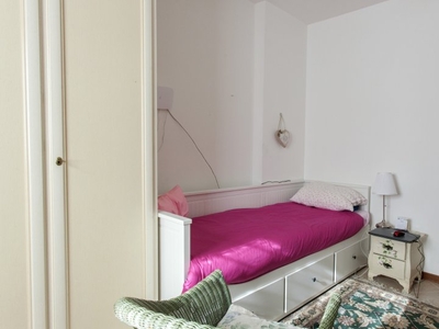 Camera arredata in appartamento con 3 camere da letto a Torresina, Roma
