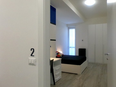 Camera moderna in appartamento con 5 camere da letto a Loreto, Milano