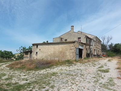 Casa indipendente con terrazzo a Carassai