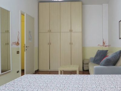 Confortevole camera in appartamento con 3 camere da letto a Trastevere, Roma