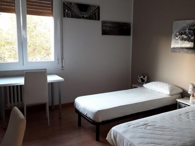 Letto in affitto in appartamento con 2 camere da letto a Bologna