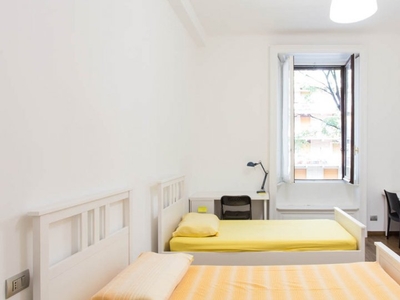 Letto in camera in affitto in appartamento con 9 camere da letto a Città Studi