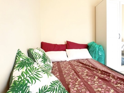 Luminosa camera in appartamento con 3 camere da letto a Primavalle, a Roma