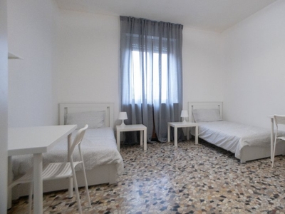 Stanza condivisa in affitto in appartamento con 2 camere da letto a Morivione