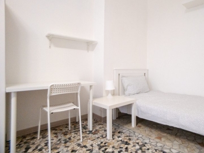 Stanza in affitto in appartamento con 2 camere da letto a Morivione, Milano
