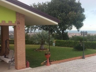 Villa con giardino in collinare, Martinsicuro