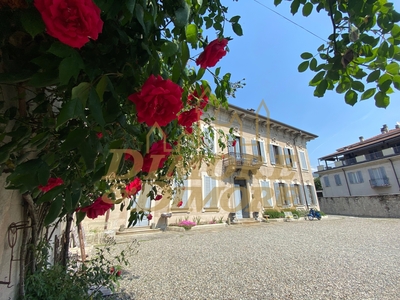 Villa con giardino in via felice cavallotti, Verbania