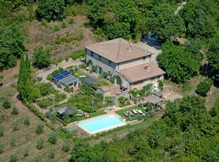 Agriturismo con piscina a sfioro a Gaiole in Chianti