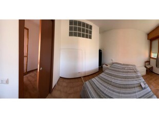 Ampia stanza condivisa in appartamento con 5 camere da letto a Magliana, Roma