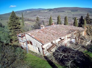 Bella casa colonica situata in bella posizione panoramica.Questa proprietà è stata ristrutturata negli anni '90 e si trova in ottime condizioni generali con solo piccoli ammodernamenti necessari.La superficie abitabile è di circa 400 mq, con un terreno esclusivo di 1.8 ha.Al piano terra troverete un accogliente loggiato esterno, un ampio soggiorno, una camera padronale con bagno privato, una sala da pranzo, una cucina, uno studio e un secondo bagno.Al piano superiore, raggiungibile tramite una scala esterna, c'è un secondo soggiorno con camino, cinque camere da letto e un bagno.Questa proprietà offre anche la possibilità di essere utilizzata per attività ricettive.Non lasciatevi sfuggire questa fantastica opportunità!Contattateci per ulteriori informazioni.