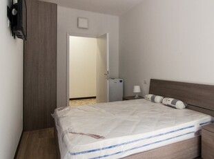 Camera in affitto in appartamento con 5 camere da letto a Milano