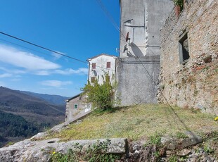 Casa di Borgo da Ristrutturare Completamente vicino a Bagni di Lucca