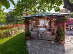 Casa indipendente con giardino a Genova