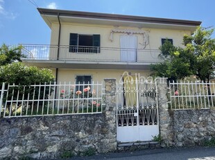 Casa indipendente con giardino, Arcola pianazze