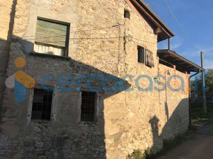 Casa semi indipendente da ristrutturare in vendita a Canossa