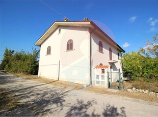 CASA SINGOLA SU TRE LIVELLI CON GIARDINO E TERRENO