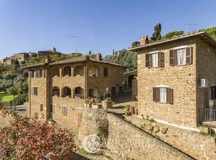 Casale panoramico con annessi a Trequanda