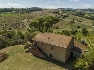 Casale panoramico con terreno a Torrita di Siena