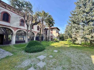 Edificio-Stabile-Palazzo in Vendita ad Brivio