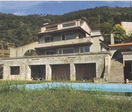 Indipendente - Villa a Pietrasanta