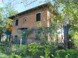 Montepulciano Stazione vendesi casa singola e terreno per orto e giardino