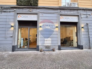 Negozio / showroom di 50 mq a Napoli