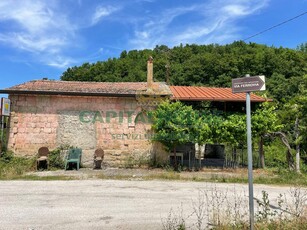 Rustico con terrazzo a Altavilla Irpina