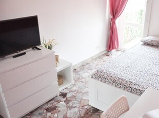 Stanza in affitto in appartamento con 9 camere da letto a Milano