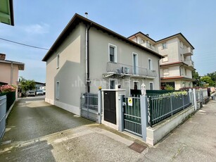 Villa Plurifamiliare a Rezzato in Via Padana Superiore Molinetto