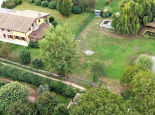 Villa singola immersa nel verde con parco verde