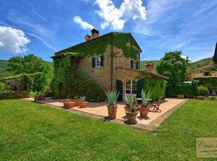 Villa vicino a Cortona con annesso, piscina e 2,5 ettari