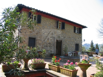 Rustico con giardino in via per torre di sotto, Lucca