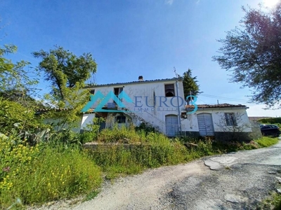 villa indipendente in vendita a Bellante