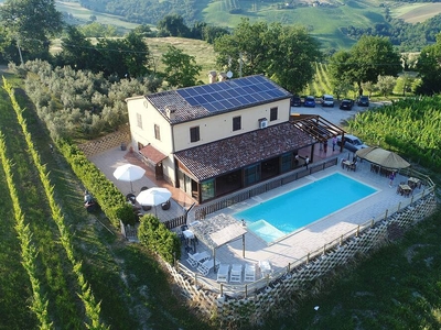 Villa panoramica e rilassante con piscina, nel cuore delle Marche