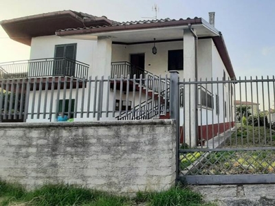 villa indipendente in vendita a Vairano Patenora
