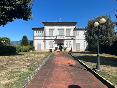 Villa con giardino a Capannori