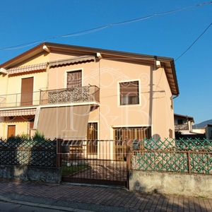 Villa bifamiliare via del Brolo 80, Villaggio Prealpino, Brescia