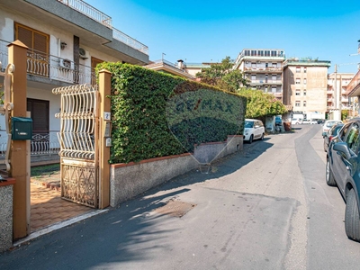 Villa bifamiliare via delle Querce 2A, Centro, Gravina di Catania