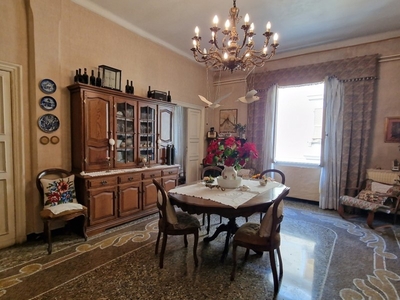 Appartamento in Vendita a Genova, zona Sestri Ponente, 179'000€, 166 m²