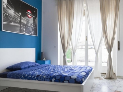 Camera in affitto in appartamento con 8 camere da letto a Milano