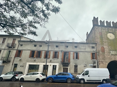 Casa indipendente in Piazza Umberto Merlin RO, Rovigo, 12 locali