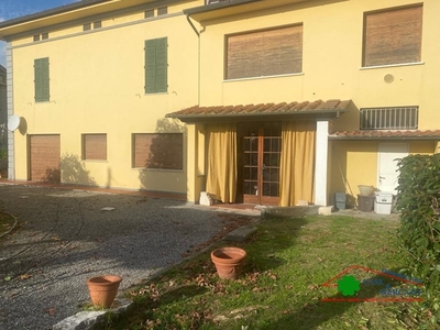 Casa Semi Indipendente in Vendita a Lucca, 280'000€, 220 m²