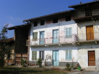 Casa semindipendente in Via Circonvallazione, Alice Castello, 5 locali
