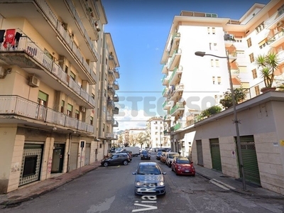 Immobile commerciale in Affitto a Salerno, 600€, 40 m²