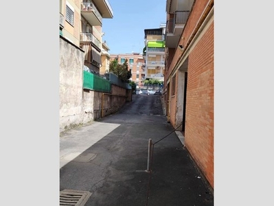 Negozio in Affitto a Roma, 2'500€, 322 m²